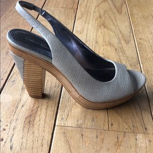 Adorable wood tone heels